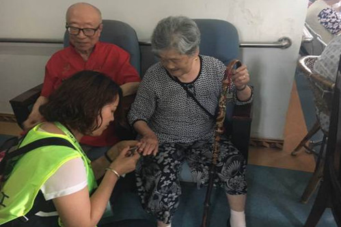 平安人寿:爱心志愿者走进敬老院 关爱老人温暖