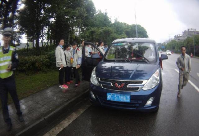 尴尬!女子好心让同事搭顺风车 结果一下来了1