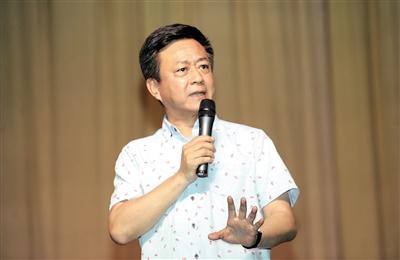 央视主持人朱军现身重庆大学作演讲