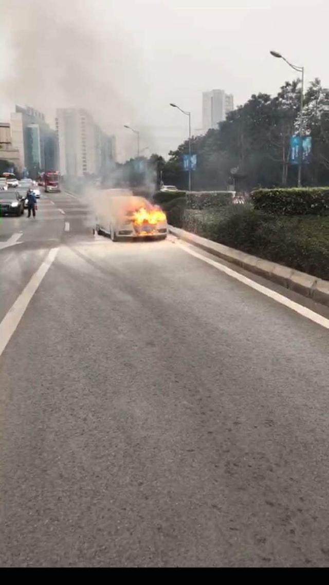 奥迪车突然自燃 公交车司机提灭火器相助