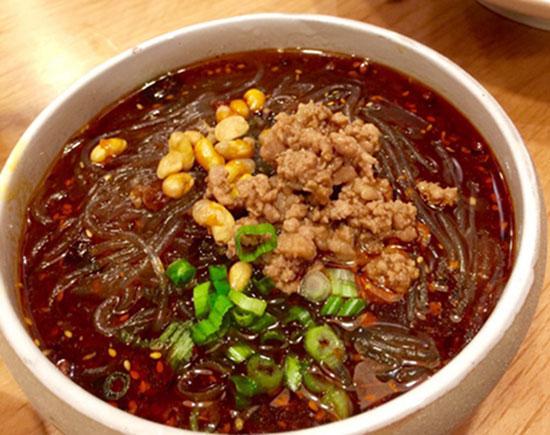 重庆人加拿大卖小面 老外被辣得流泪还说GOO
