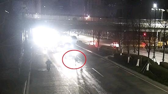 天桥下抄近路横穿马路 女子撞上电动车受伤