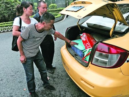 儿子上大学妈妈的爱忘在出租车上的哥送回