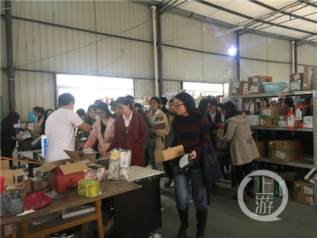 双十一包裹“攻陷”高校 快递员忙到凌晨三四点