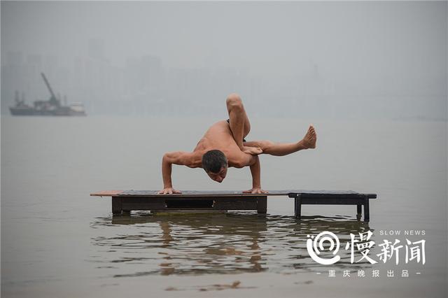 南滨路江面,有位老人在练高难度瑜伽