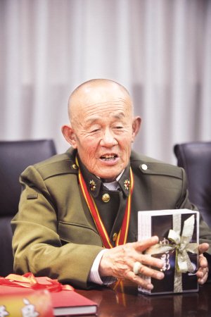 唤醒英雄记忆 狼牙山五壮士亲属来渝送锦旗