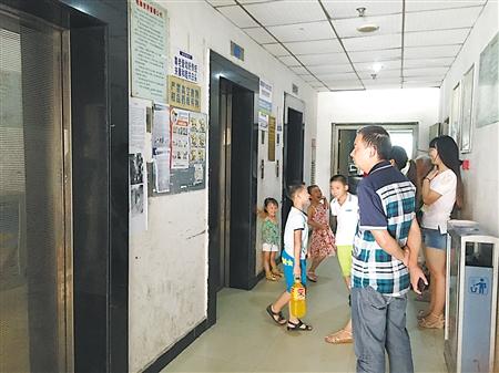 熊孩子拧开消防栓对电梯冲水 两月淹15部电梯