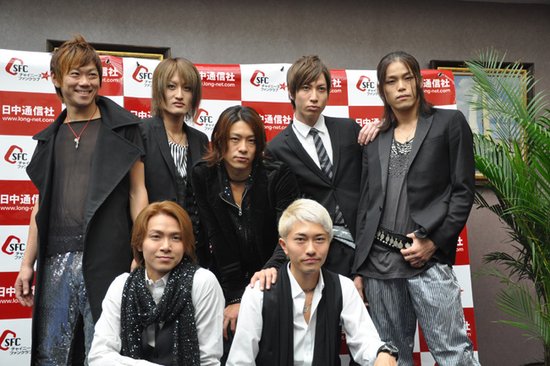 日本个性组合钻石犬神重庆热唱《草帽歌》