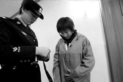 <em>女大学生</em>受<em>同性恋</em>人所托将其杀死 自首获判无