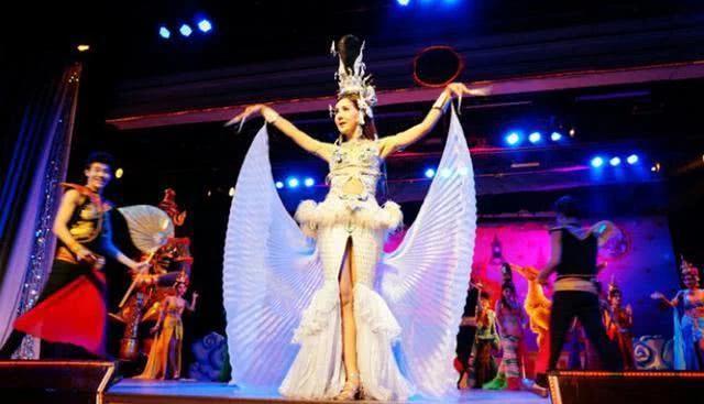 普通的人妖秀表演通常为服装走秀,喜剧表演,歌舞假唱等等.