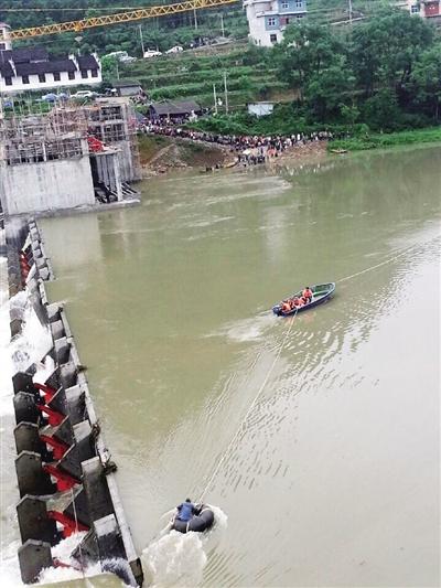 下河打鱼睡着了 湖南老汉被洪水冲到重庆