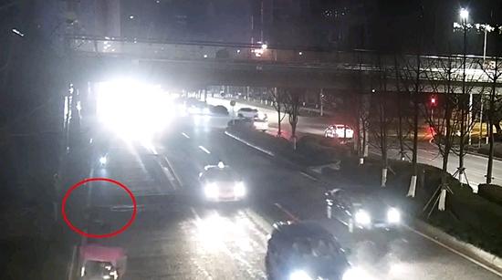 天桥下抄近路横穿马路 女子撞上电动车受伤