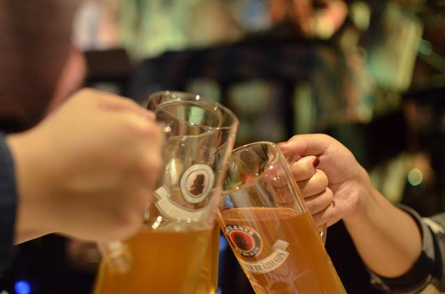 尽享德国啤酒节狂欢夜 在大口干杯中也被美食撩倒
