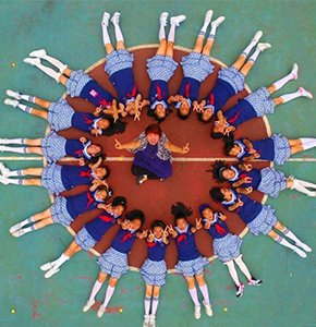 航拍小学生创意毕业照