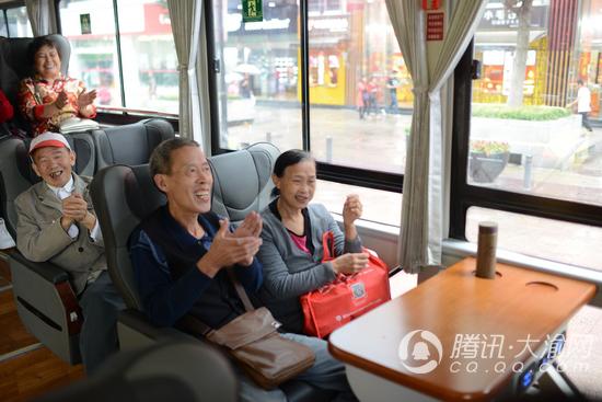 重阳节：社区空巢老人免费乘观光巴士游渝中