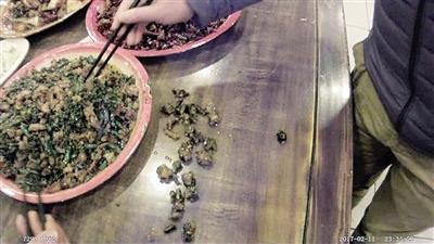 点了一只鸡 吃出10个鸡爪子