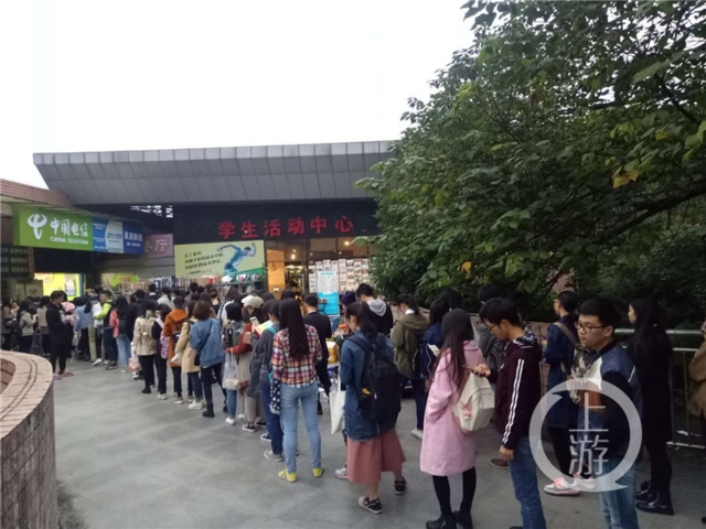 双十一包裹“攻陷”高校 快递员忙到凌晨三四点