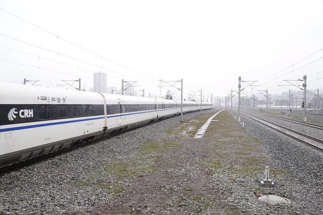 渝贵铁路重庆西站首发列车8：50开出 2小时直达贵阳 