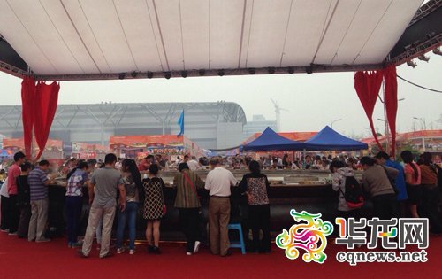 排队热度拼春运 吃货苦等重庆“天下第一大锅”