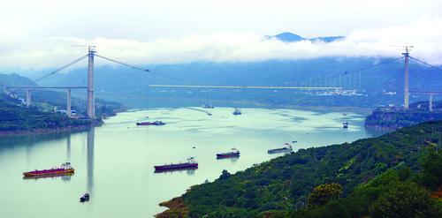 万州：驸马长江大桥桥面吊装向两岸延伸