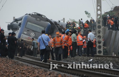 江西境内发生列车脱轨 已造成10人遇难(图)