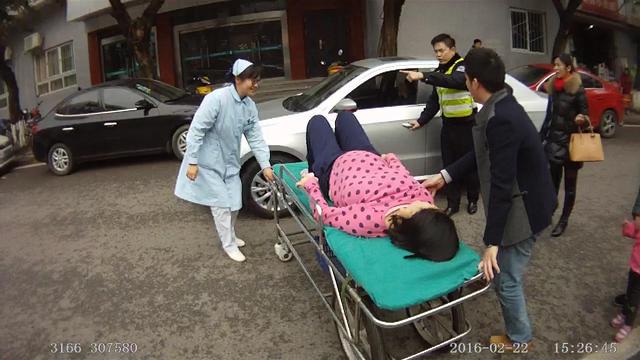 孕妇羊水破了面临生产 警车开道护送其去医院
