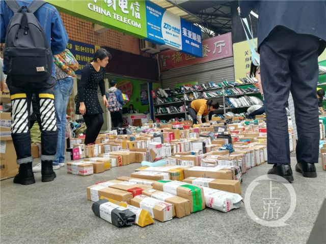 双十一包裹“攻陷”高校 快递员忙到凌晨三四点