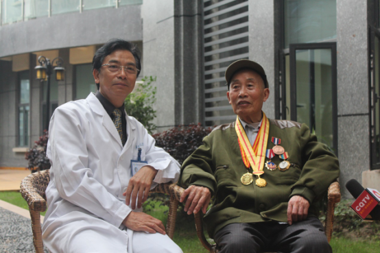 九旬抗战老兵获多方救助重见光明