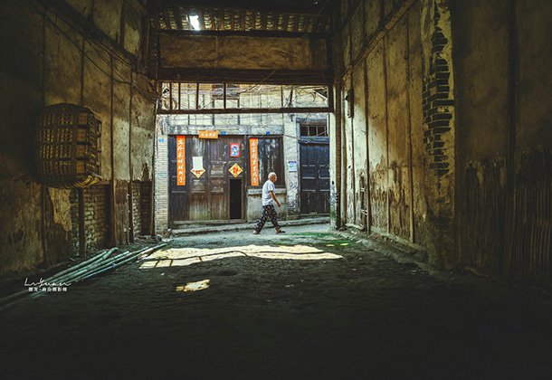 ������Ӱʦ�ľ�ͷ��һ������С������¾���