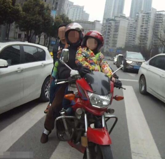 两个熊爸爸 摩托车载大人和小孩共4人