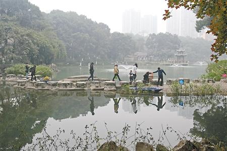 沙坪坝公园,市民们在碧湖游玩.