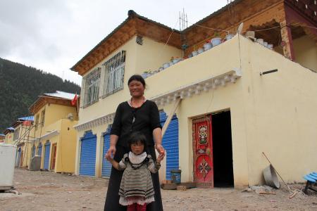 游牧藏民整体搬迁进新农村 对口援藏助村民增