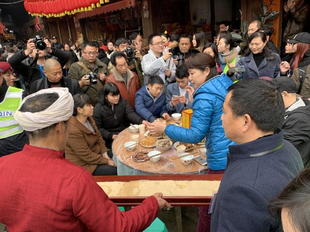 中山古镇“千米长宴”开席 5万人乐享美食热闹好比过年