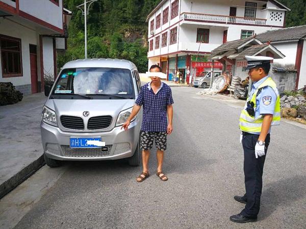 面包车非法营运被查 “前科”司机谎称车上是亲友