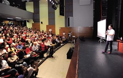 央视主持人朱军现身重庆大学作演讲