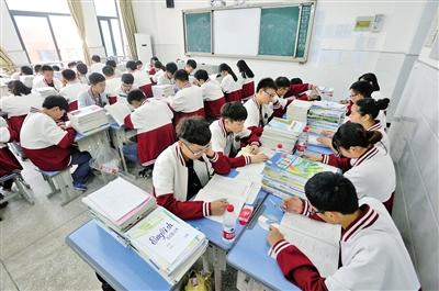 教学上课办法背对这位黑板的老师学生有一套林南高中玉流图片