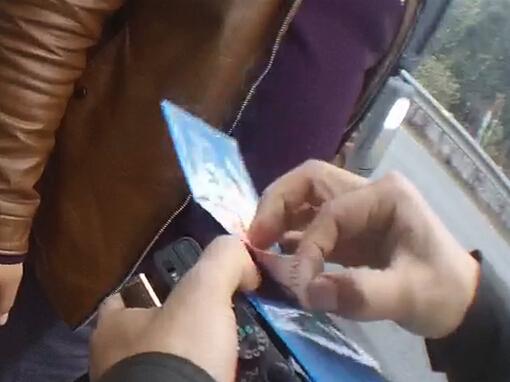 为逃避处罚 货车司机行驶证内夹现金贿赂执法人员