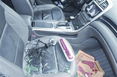 汽车车窗玻璃被人用暴力破坏.罗先生检查发现,车里除几包香高清图片