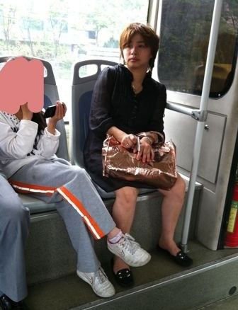 网友曝公交车遇女版欧弟 相貌相似度极高(图)