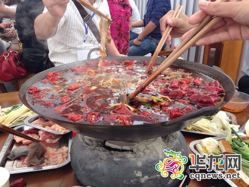 排队热度拼春运 吃货苦等重庆“天下第一大锅”