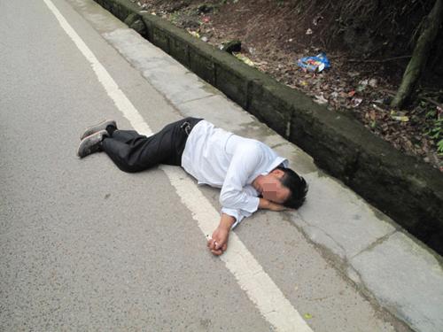 患病男人醉酒后昏倒在路旁边
