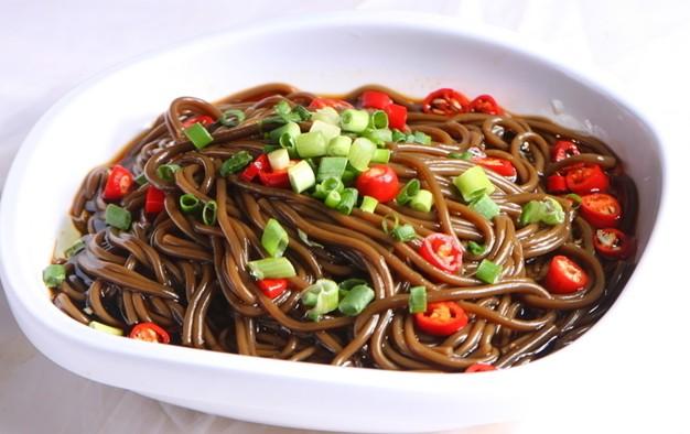 蕨菜蕨根粉致癌?专家:多吃有风险