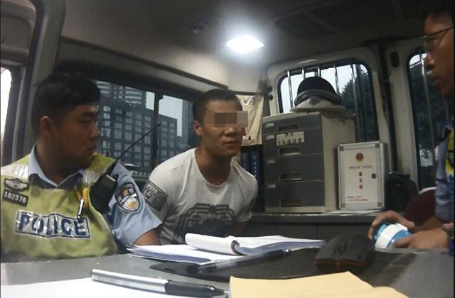 重庆男子驾驶无牌摩托被查 竟是网上贩卖毒品
