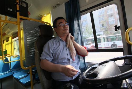 重庆现土豪公交司机 5年前身家百万却到公交公