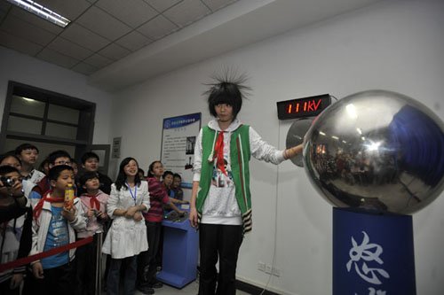 中学生走进物理演示实验室 看磁悬浮列车