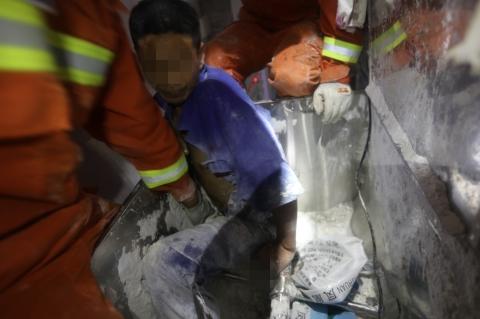 50岁男子滑入面粉搅拌机 秀山消防紧急救援