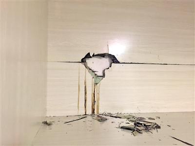 女子家衣柜后墙冒油 竟是隔壁火锅店惹的祸