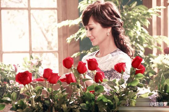 61岁赵雅芝发美照:玫瑰环绕 温婉贤淑风韵犹存
