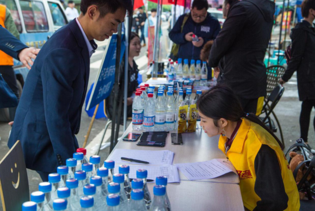 重庆专升本加油站公益活动:这些人用真心助学