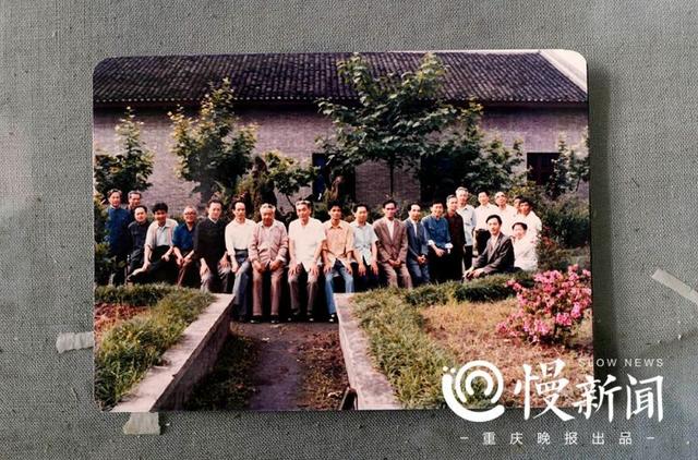 老厂房披满青藤犹如绿野仙踪 行走其间仿佛时光倒转